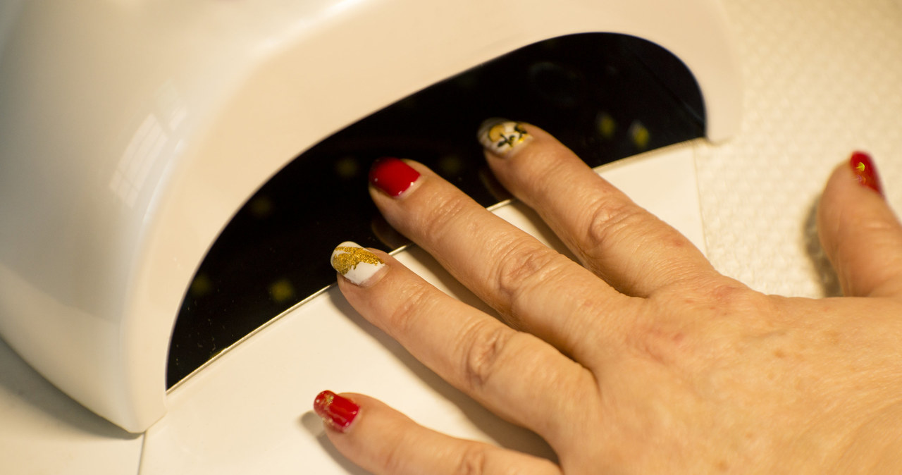 Manicure hybrydowy wykonujmy w zaufanym salonie, który przestrzega zasad higieny /123RF/PICSEL