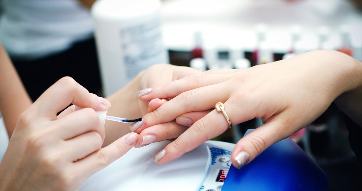 Manicure półksiężycowy zawładnie każdym salonem kosmetycznym /123RF/PICSEL