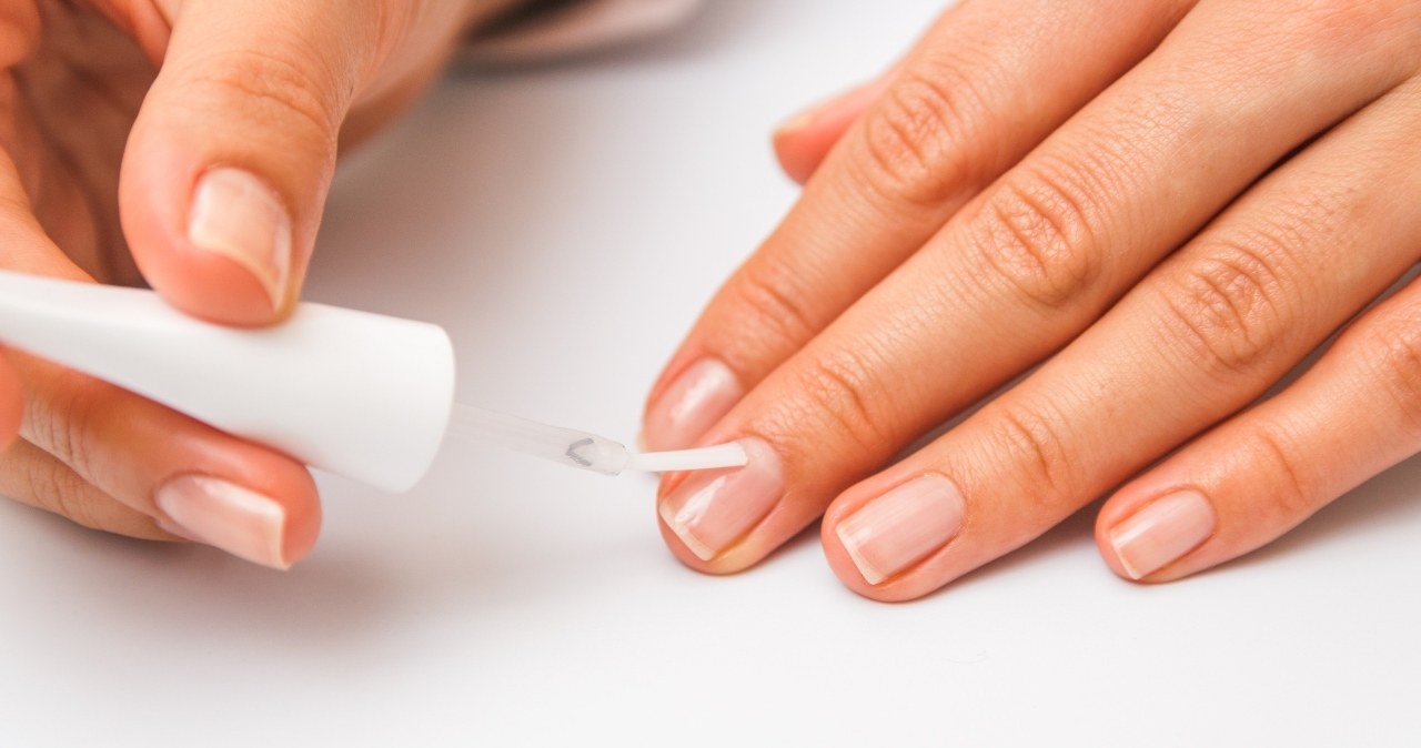 Manicure quiet luxury można wykonać samodzielnie w domu z użyciem odżywki do paznokci. /123RF/PICSEL