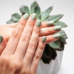 Manicure Sage Green. Kolor, który łączy harmonię i subtelną elegancję