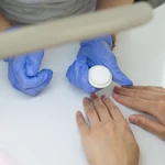 Manicure tytanowy. Trwałość, której szukasz bez lampy UV