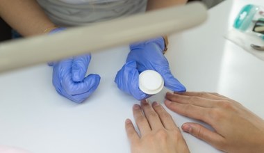 Manicure tytanowy. Trwałość, której szukasz bez lampy UV