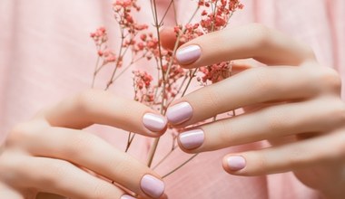 Manicure tytanowy zaskakuje trwałością. Jednak czy taka trwałość jest warta tyle pracy?