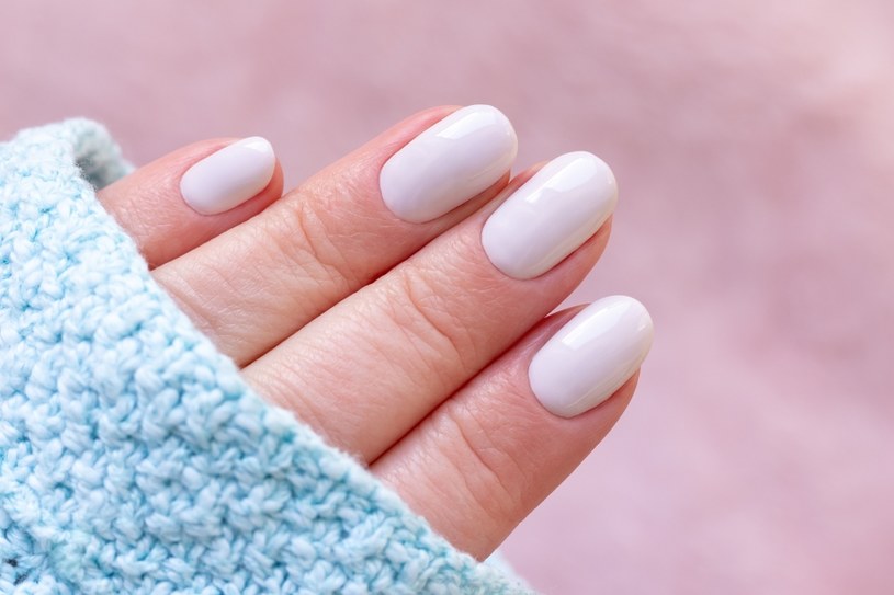 Manicure w kolorze mlecznej bieli to jeden z trendów na luty 2023 /123RF/PICSEL
