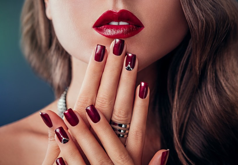 Manicure winylowy pięknie prezentuje się na paznokciach /123RF/PICSEL