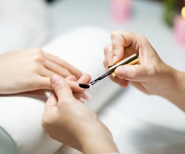 Manicure z ukrytym ryzykiem? Fakty, które warto znać przed kolejną wizytą u kosmetyczki