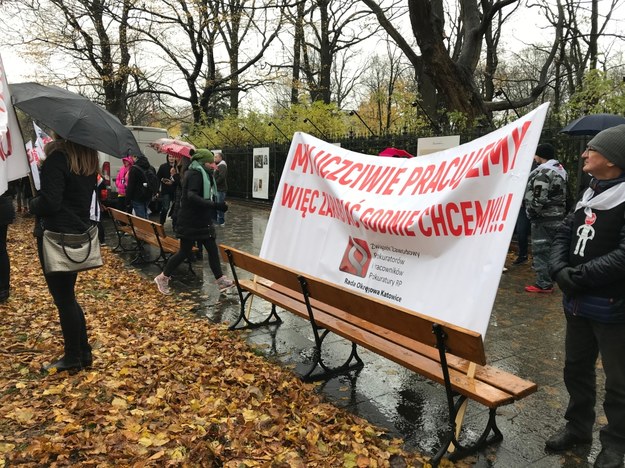 Manifestacja cywilnych pracowników prokurator i sądów w Warszawie /Michał Dobrołowicz /RMF FM