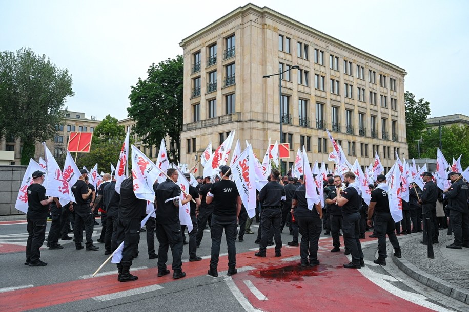 Manifestacja funkcjonariuszy Służby Więziennej przed siedzibą Ministerstwa Finansów w Warszawie /Marcin Obara /PAP