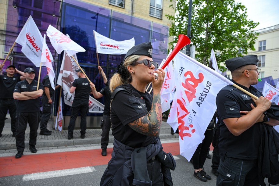 Manifestacja funkcjonariuszy Służby Więziennej przed siedzibą Ministerstwa Finansów w Warszawie /Marcin Obara /PAP