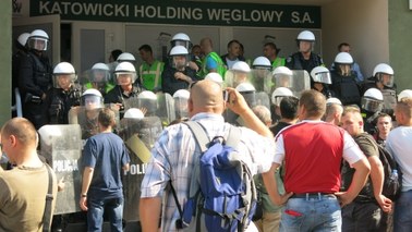 Manifestacja górników w Katowicach. Chcieli wtargnąć do gmachu Holdingu