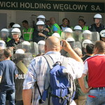 Manifestacja górników w Katowicach. Chcieli wtargnąć do gmachu Holdingu