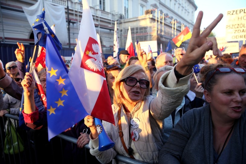 Manifestacja KOD-u na ulicach Warszawy /Tomasz Gzell /PAP