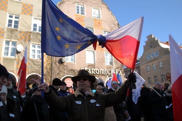 Manifestacja Komitetu Obrony Demokracji pod hasłem "W obronie Twojej wolności" w Olsztynie /Tomasz Waszczuk /PAP