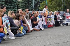 Manifestacja krewnych jeńców wojennych z Azowstalu