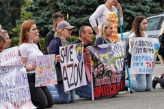 Manifestacja krewnych jeńców wojennych z Azowstalu