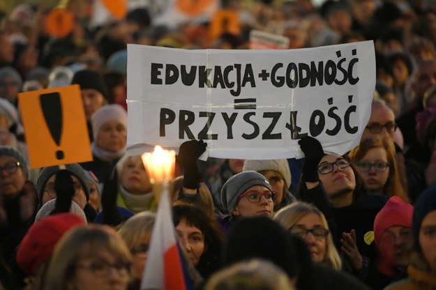 Manifestacja "Łańcuch Światła z Wykrzyknikiem!", będąca wyrazem solidarności z protestującymi nauczycielami i innymi pracownikami oświaty / 	Adam Warżawa    /PAP