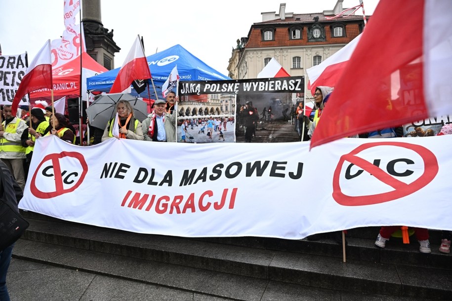 Manifestacja na placu Zamkowym /Radek Pietruszka /PAP