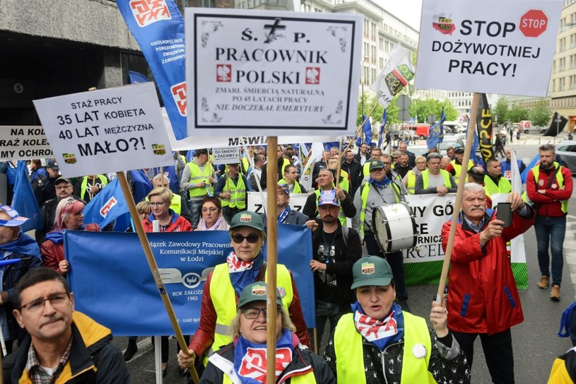 Manifestacja Oglnopolskiego Porozumienia Zwizkw Zawodowych przed siedzib Ministerstwa Rodziny Pracy i Polityki Spoecznej w Warszawie  Jakub Kamiski    PAP