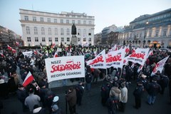 Manifestacja PiS przeciwko planom wydłużenia wieku emerytalnego  