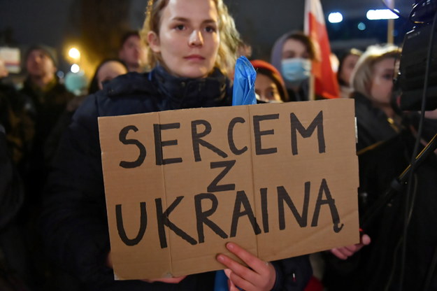 Manifestacja pod hasłem "Solidarnie z Ukrainą" na Placu Solidarności w Gdańsku /Adam Warżawa /PAP