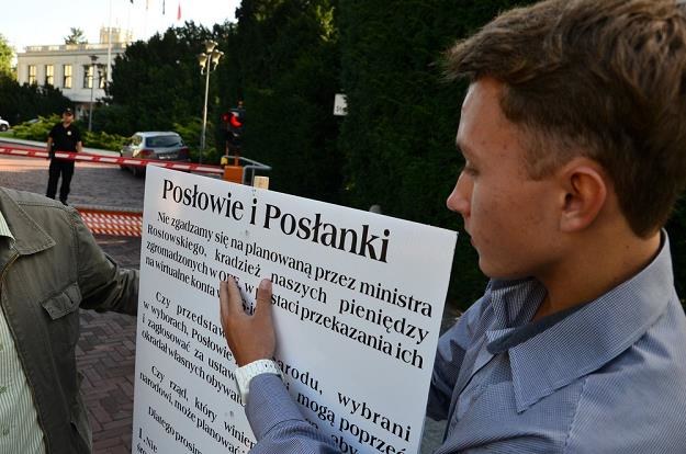 Manifestacja pod Sejmem w "sprawie reformy OFE". Fot. MARIUSZ GACZYŃSKI /Agencja SE/East News