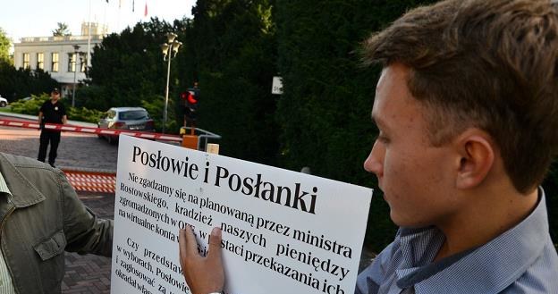 Manifestacja pod Sejmem w "sprawie reformy OFE". Fot. MARIUSZ GACZYŃSKI /Agencja SE/East News