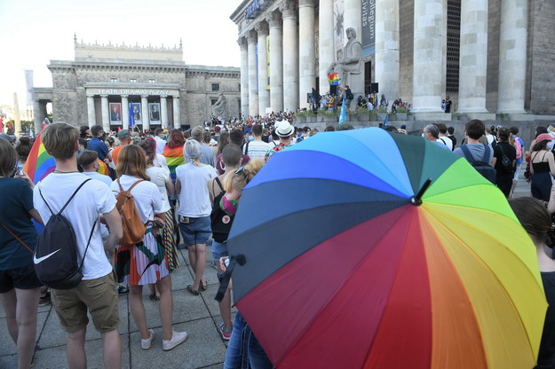 Manifestacja poparcia dla społeczności LGBT na pl. Defilad w Warszawie / 	Radek Pietruszka   /PAP