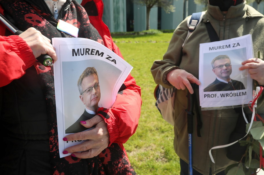 Manifestacja poparcia sędziego Włodzimierza Wróbla przed Sądem Najwyższym w Warszawie /Wojciech Olkuśnik /PAP