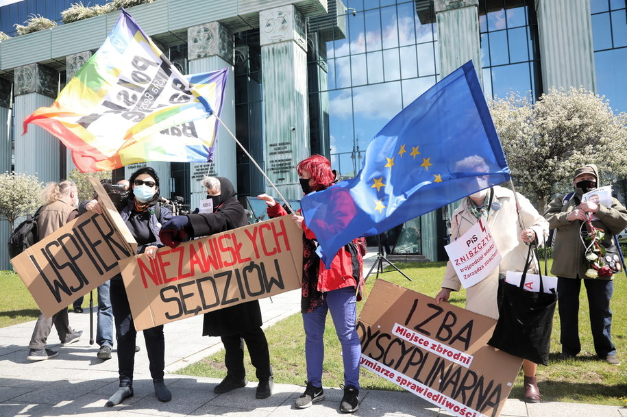 Manifestacja poparcia sędziego Włodzimierza Wróbla przed Sądem Najwyższym w Warszawie /Wojciech Olkuśnik /PAP