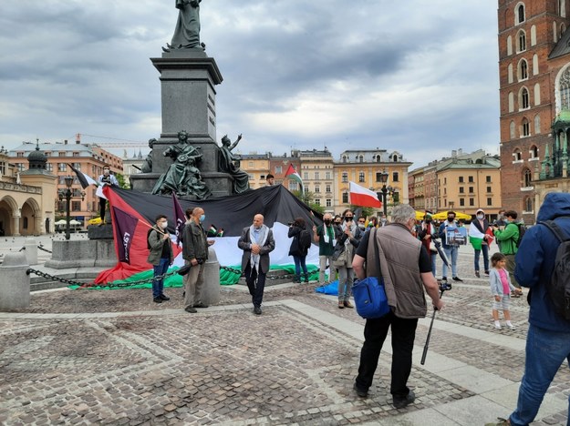 Manifestacja popierająca Palestyńczyków na krakowskim Rynku Głównym. /Marek Wiosło /RMF FM