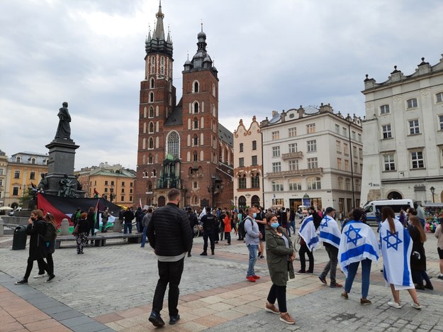 Manifestacja popierająca Palestyńczyków na krakowskim Rynku Głównym. /Marek Wiosło /RMF FM