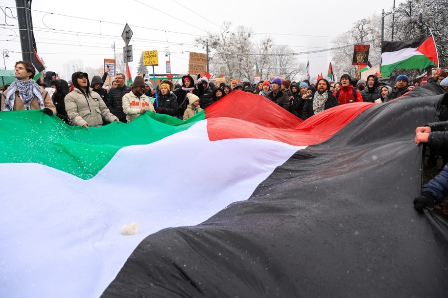 Manifestacja propalestyńska przed ambasadą Izraela w Warszawie. /PAP