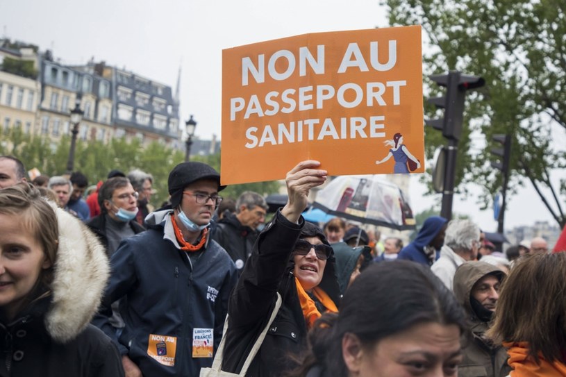 Manifestacja przeciw paszportom sanitarnym we Francji /East News