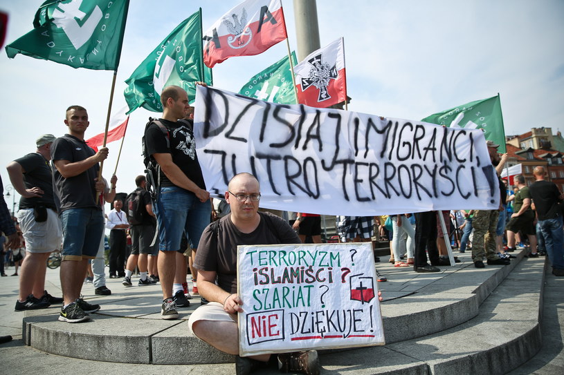 Manifestacja przeciwko imigrantom przeszła przez Warszawę /Rafał Guz /PAP