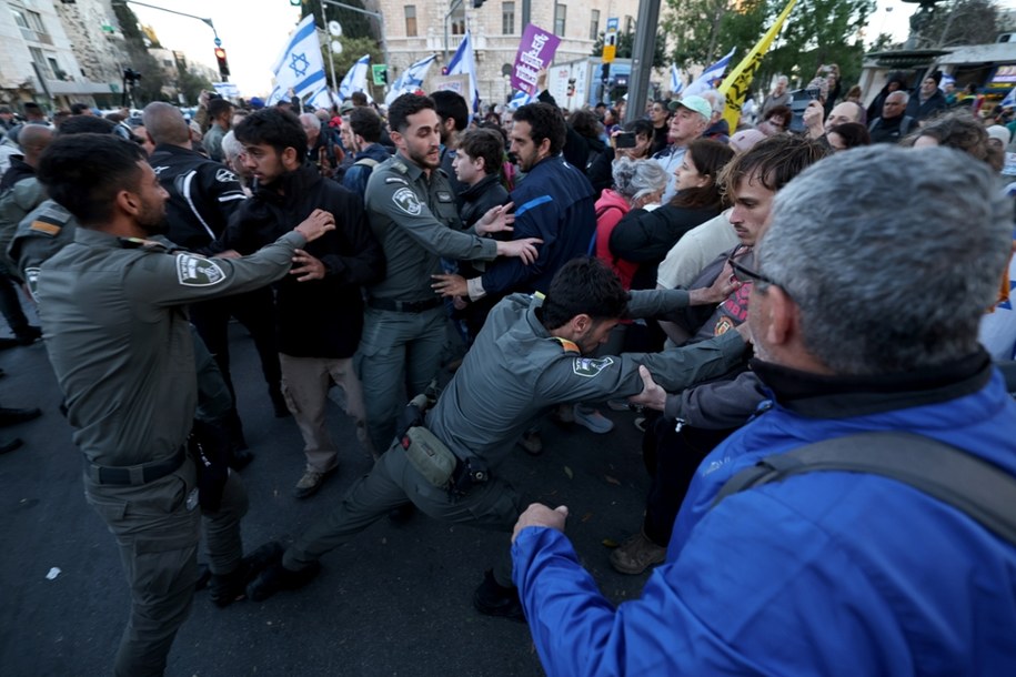 Manifestacja przeciwko premierowi Izraela /ATEF SAFADI  /PAP/EPA