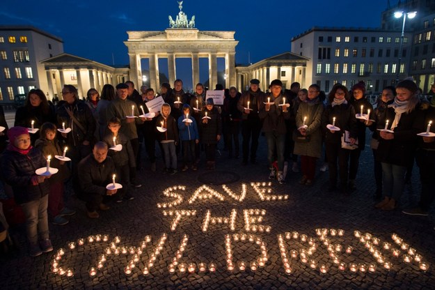 Manifestacja przeciwko przemocy w Syrii przed Bramą Brandenburską w Berlinie /PAUL ZINKEN  /PAP/EPA