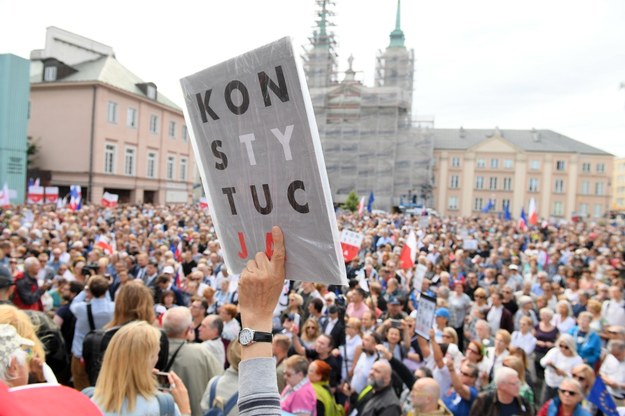 Manifestacja przeciwników reformy sądownictwa przed gmachem Sądu Najwyższego. /Marcin Kmieciński /PAP