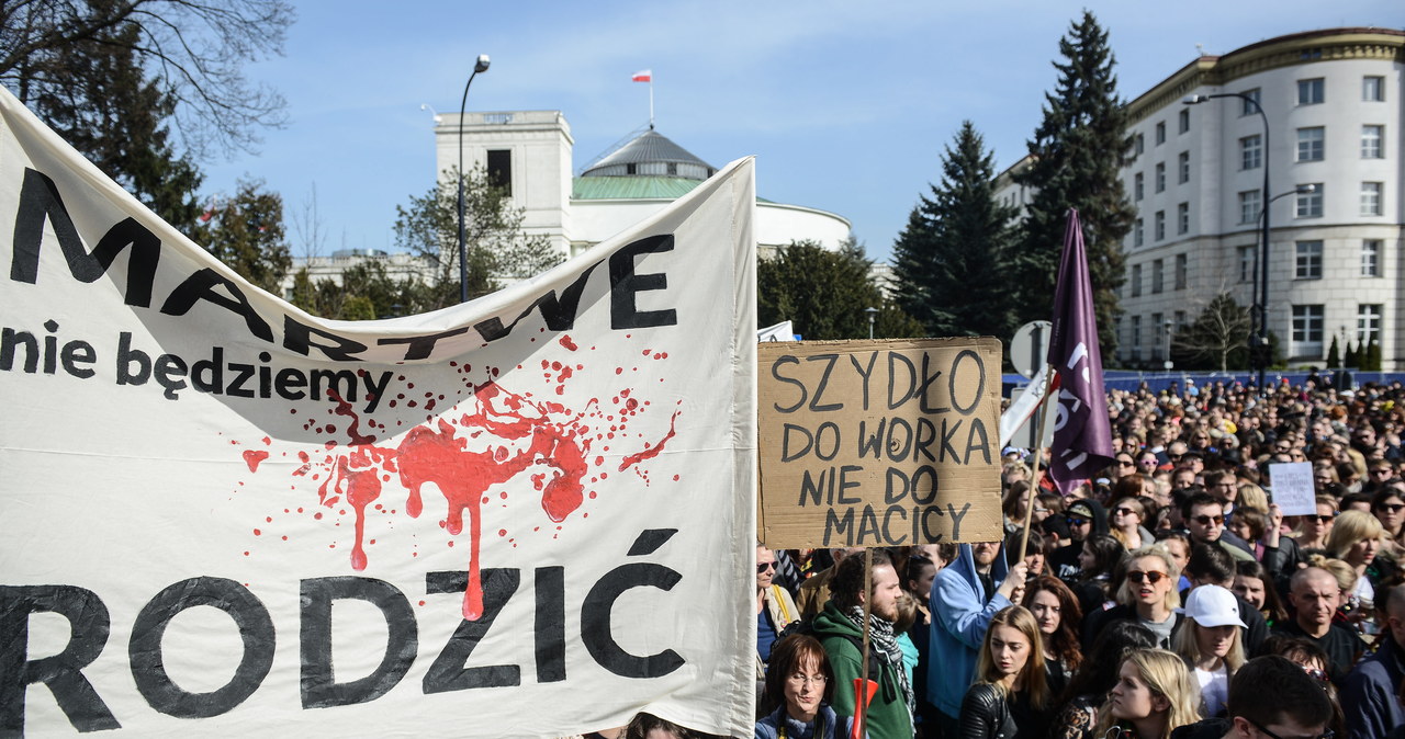 Manifestacja przeciwników ustawy antyaborcyjnej. Przynieśli posłom wieszaki…