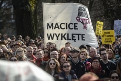 Manifestacja przeciwników ustawy antyaborcyjnej. Przynieśli posłom wieszaki…