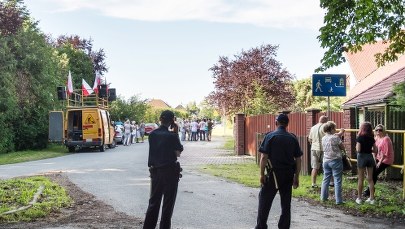 Manifestacja przed domem Władysława Frasyniuka. W jego obronie stanęli sąsiedzi