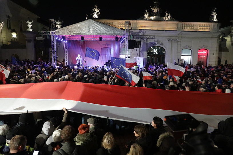 Manifestacja przed Pałacem Prezydenckim w Warszawie /Tomasz Gzell /PAP