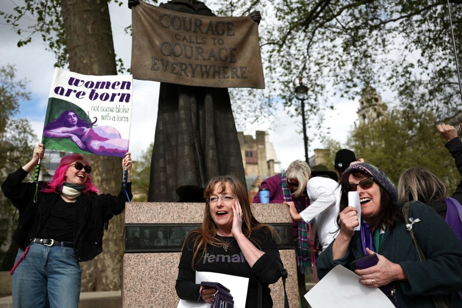 Manifestacja przy pomniku sufrażystki Millicent Fawcett, pierwszej Angielki z dyplomem lekarza i pierwszej burmistrzyni. /HENRY NICHOLLS/AFP/East News /East News