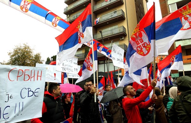 Manifestacja Serbów w Północnej Mitrowicy //EPA/DJORDJE SAVIC /PAP/EPA
