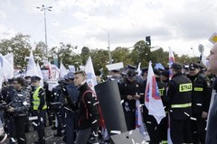 Manifestacja służb mundurowych w Warszawie na Placu na Rozdrożu 