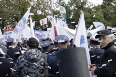 Manifestacja służb mundurowych w Warszawie na Placu na Rozdrożu 