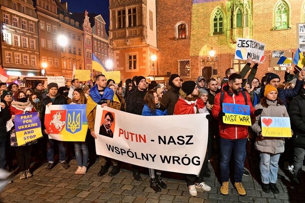 Manifestacja solidarności z Ukrainą na rynku we Wrocławiu / 	Maciej Kulczyński    /PAP