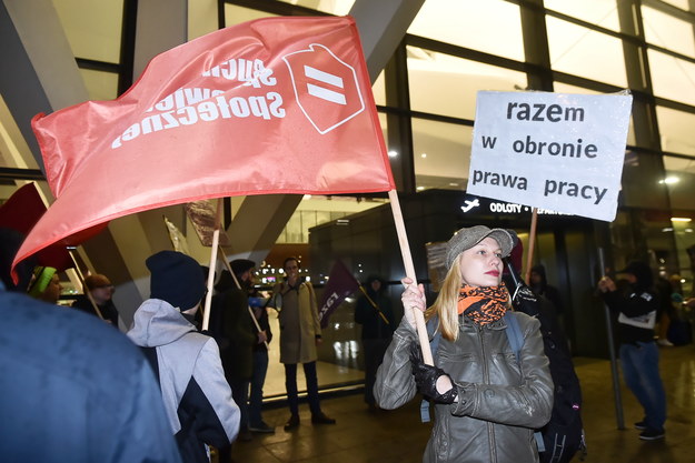 Manifestacja solidarności ze strajkującymi w PLL LOT przed terminalem Portu Lotniczego im. Lecha Wałęsy w Gdańsku – Rębiechowie /Marcin Gadomski /PAP