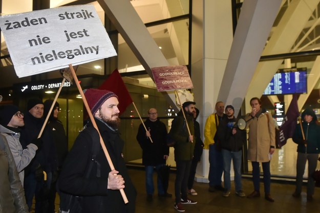 Manifestacja solidarności ze strajkującymi w PLL LOT /Marcin Gadomski /PAP