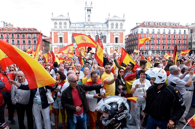 Manifestacja sprzeciwu dla referendum w Katalonii /Nacho Gallego /PAP/EPA