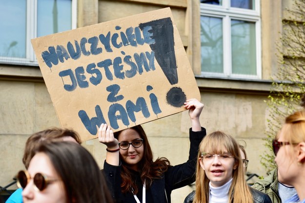 Manifestacja uczniów wspierających strajkujących nauczycieli / 	Jakub Kamiński    /PAP
